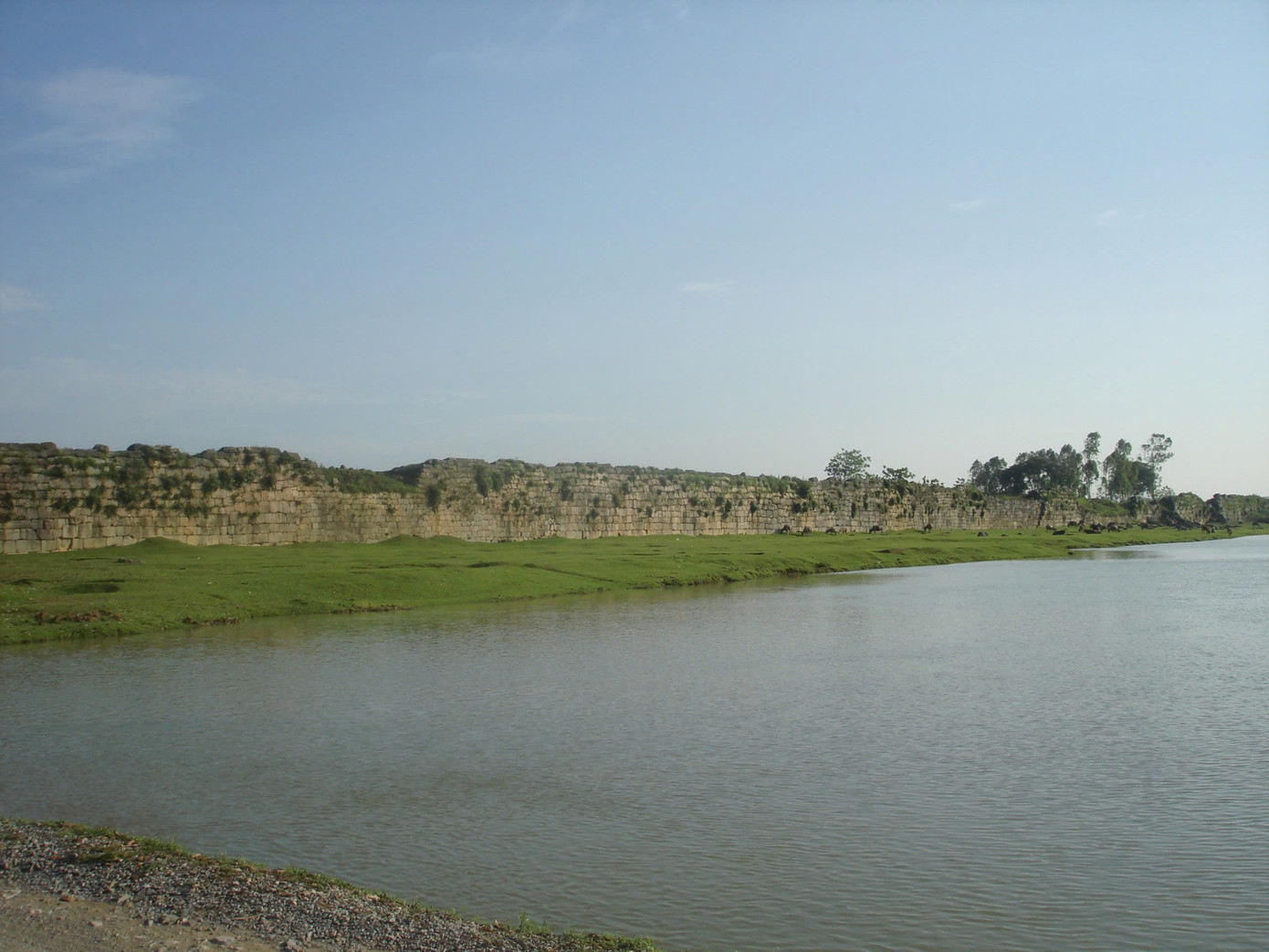 Qua khai quật, vị trí của Hào Thành được xác định nằm cách chân thành từ 60 đến 90m; quy mô được xác định với chiều rộng là 50m, chiều dài khoảng 4km bao quanh toàn bộ tòa thành đá; cấu trúc của Hào Thành được xác định với phần lòng hào và phần bờ kè bằng đá cổ trải đều 4km bao quanh tạo sự bền vững cho cấu trúc của Hào Thành. Hào Thành được xác định là một kiến trúc chỉnh thể, thống nhất bao quanh toàn bộ khu vực Hoàng Thành Thành nhà Hồ với quy mô rộng lớn, kiến trúc độc đáo, một bộ phận dựa trên địa hình tự nhiên và được mở rộng tạo nền gia cố chân thành cũng như bảo vệ cho toàn bộ tòa thành.