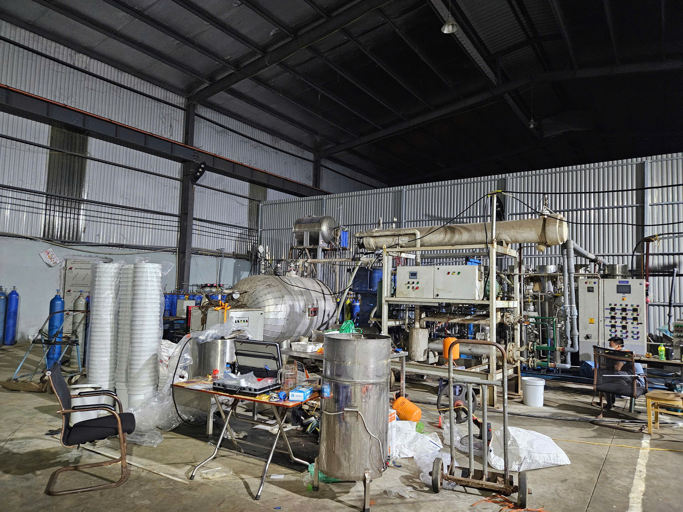 Tại nhà xưởng ở huyện Thanh Oai, Hà Nội, lực lượng công an đã phát hiện, thu giữ toàn bộ hệ thống máy móc, dây chuyền sản xuất, sang chiết khí N2O...