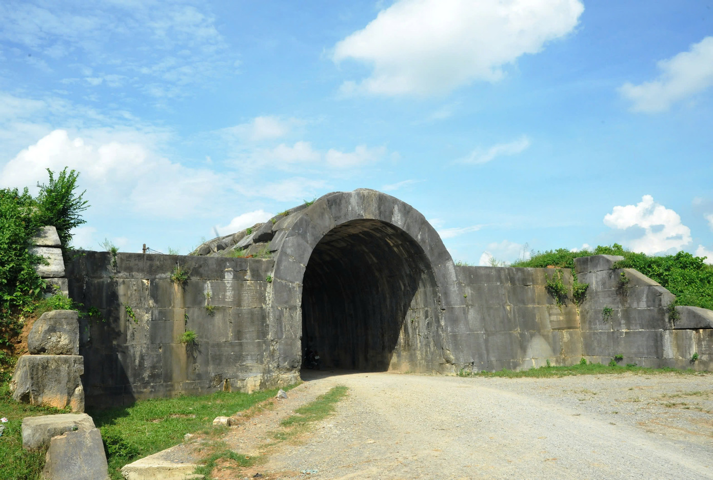 Từ những bức tường thành và cổng thành còn tồn tại hiện hữu, khảo cổ học đã phát hiện nhiều kiến trúc quan trọng trong Thành nhà Hồ như: Điện Hoàng Nguyên (chính điện); Đông Thái Miếu; Tây Thái Miếu; Nền Vua; Hào Thành; đường Hoàng Gia; cấu trúc tường thành, cổng thành... cùng hệ thống di vật, hiện vật vô cùng độc đáo và giá trị.