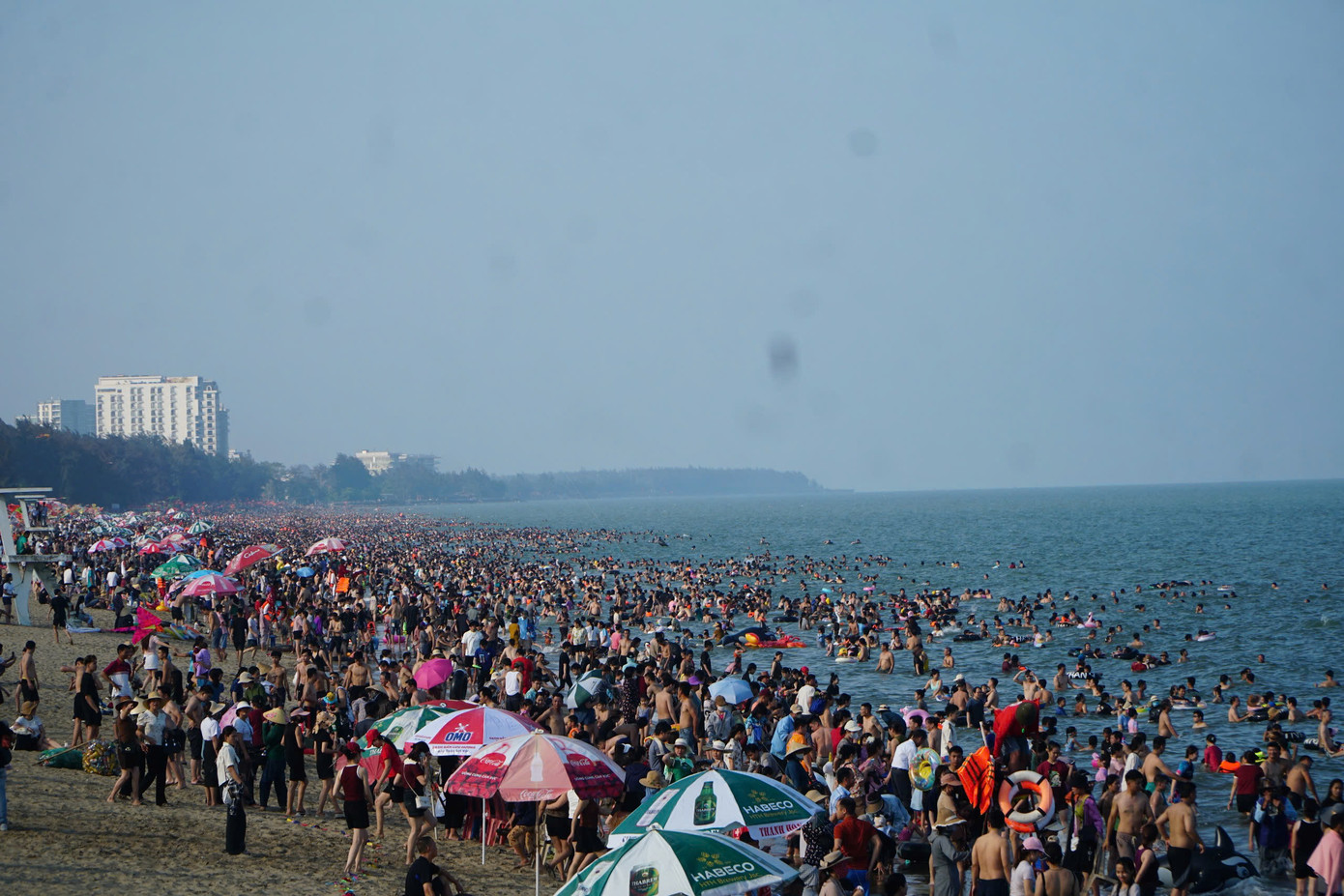 Đông đảo du khách về nghỉ ngơi, tắm biển Sầm Sơn.