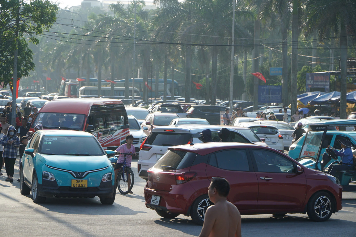 Trên các tuyến phố ở thành phố Sầm Sơn, lượng phương tiện của du khách đổ về tiếp tục tăng trong ngày 1/5.