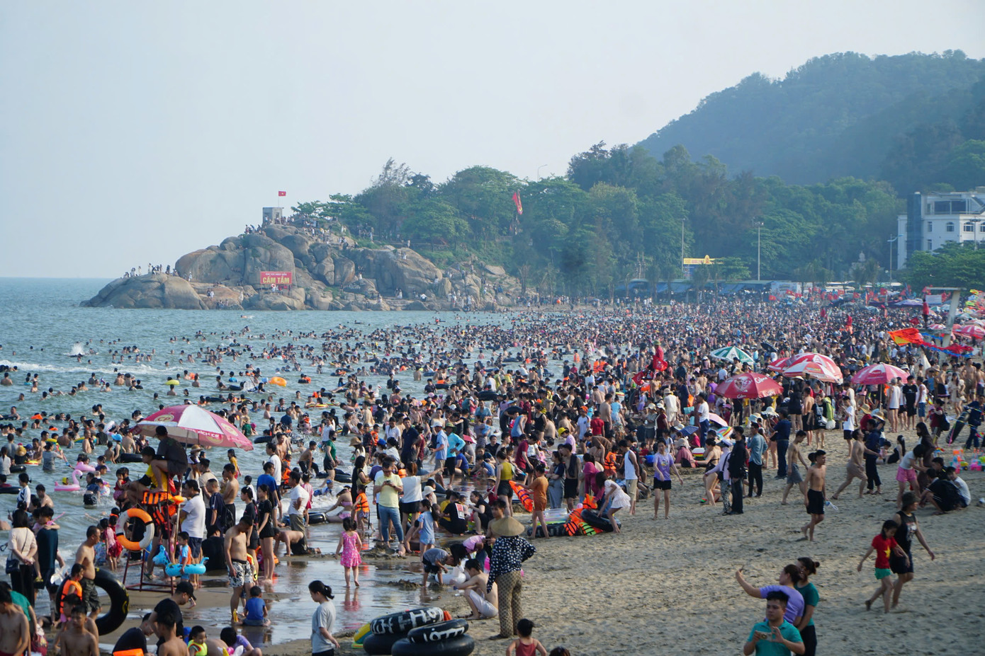 Du khách chen chân nhau xuống tắm biển Sầm Sơn.