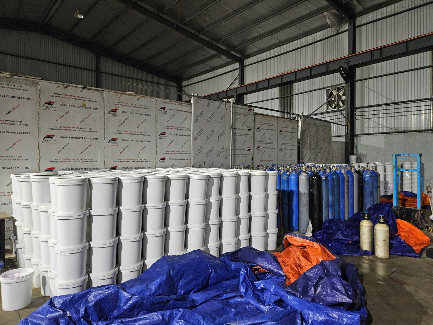 Chỉ tính từ tháng 3/2025 đến khi bị bắt, các đối tượng ở xưởng tại huyện Thạch Thất (Hà Nội) đã sản xuất được khoảng 50 tấn khí N2O, bán ra thị trường tiêu thụ tại nhiều tỉnh, thành phố và thu lợi ước tính trên 4,5 tỷ đồng.