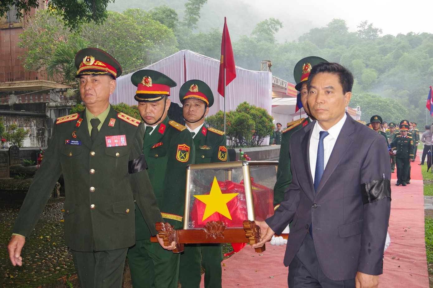 Đồng chí Nguyễn Doãn Anh - Ủy viên Trung ương Đảng, Bí thư Tỉnh ủy Thanh Hóa cùng các đại biểu đưa liệt sĩ về nơi an táng. Đồng chí Nguyễn Doãn Anh - Ủy viên Trung ương Đảng, Bí thư Tỉnh ủy Thanh Hóa cùng các đại biểu đưa liệt sĩ về nơi an táng.