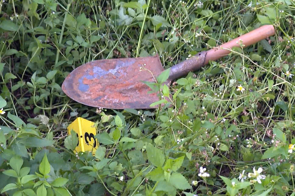 Các vật dụng các đối tượng sử dụng để đào tìm cổ vật.