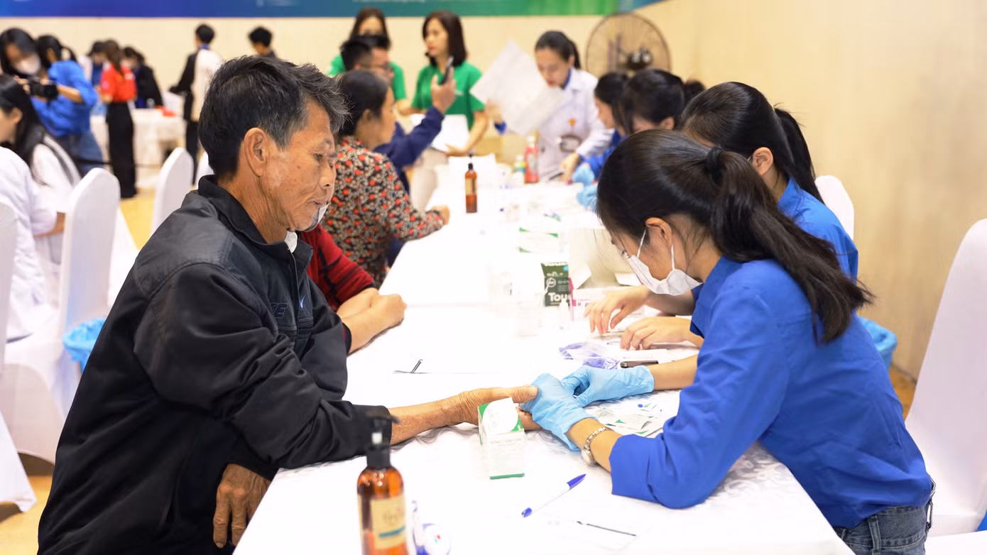 Mỗi năm, tuổi trẻ Thanh Hóa phối hợp cùng các đơn vị liên quan tổ chức khám bệnh, tư vấn sức khỏe miễn phí cho khoảng hơn 5.000 người dân; vận động xã hội hóa khoảng hơn 800 triệu đồng để tặng quà và cấp phát thuốc miễn phí cho người dân. Trong các hoạt động này có sự đóng góp hiệu quả của CLB Thầy thuốc trẻ tỉnh. Đến nay, CLB đã tham gia hàng trăm buổi khám bệnh, cấp phát thuốc miễn phí, tư vấn sức khỏe cho hơn 13.000 người dân.