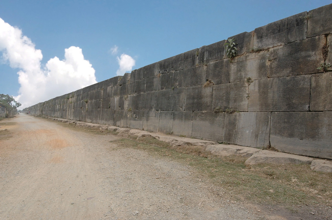 Khảo cổ học đã xác định móng và tường Thành nhà Hồ được xây dựng bằng việc kết hợp nhiều loại vật liệu khác nhau, với 3 lớp được liên kết chặt chẽ bao gồm: Lớp ngoài là các khối đá lớn, lớp giữa được gia cố bởi các khối đá tự nhiên chèn ốp theo từng lớp đá xây mặt thành phía bên ngoài, lớp trong cùng được kết cấu bởi các lớp đất sét trộn sỏi cuội, đá dăm, được đầm, nện chắc chắn theo từng lớp và có độ dốc thoải vào bên trong tạo trụ đỡ chịu lực cho toàn bộ phần tường đá phía ngoài. Phần móng được gia cố bởi nhiều lớp đá và đất sét nền trộn sỏi cuội và những khối đá móng tạo sự vững chắc cho toàn bộ phần tường thành.