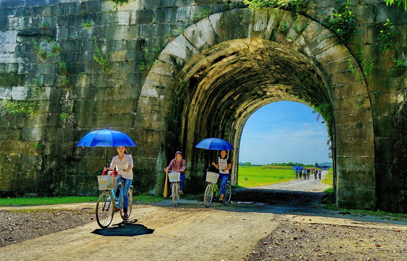 Việc khai quật, khảo cổ học tại khu vực các cổng thành đã xuất lộ rõ quy mô, kiến trúc của các cổng thành Thành nhà Hồ. Đặc điểm nổi bật và khác biệt của Thành nhà Hồ đó là bốn cổng thành và bốn bức tường thành đều được xây dựng bằng đá chắc chắn và uy nghiêm. Các cổng thành được xây dựng thành hình vòm cuốn với các khối đá lớn có mặt cắt hình thang cân (hay gọi là hình múi bưởi) và không sử dụng chất kết dính. Phía trong các cổng thành được chế tác hoàn chỉnh với kiến trúc của phần khung cửa, cối cửa, nền móng cửa hoàn toàn được lát bằng đá xanh nguyên khối...phía trên các cổng thành phía Nam và phía bắc được bố trí kiến trúc vọng lâu với các lỗ chân cột và hệ thống thoát nước được bố trí rất quy chuẩn và bài bản.