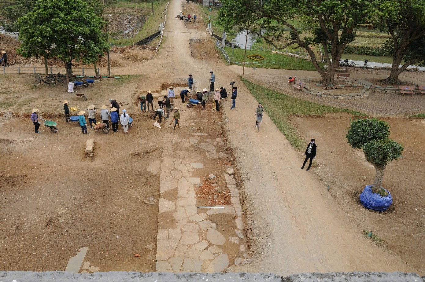 Quá trình khai quật khảo cổ tại khu vực cửa Nam và trong thành Nội của di sản thế giới Thành nhà Hồ, các nhà khảo cổ học đã phát hiện một con đường (đường Hoàng Gia) được lát nguyên bằng đá phiến với quy mô rất lớn. Con đường này chạy thẳng vào trục chính của kinh thành Tây Đô.