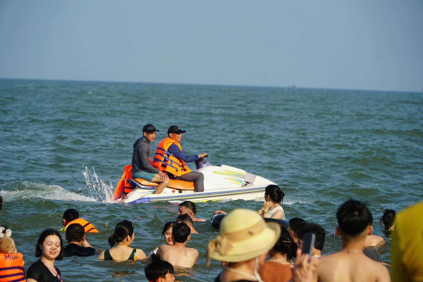 Du khách tắm biển liên tục được nhắc nhở không ra vùng nước sâu, nguy hiểm khi tắm quá xa bờ.