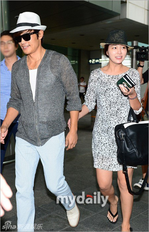 Tuy thường xuyên diện đồ đơn giản nhưng hai diễn viên vẫn tạo được sự đồng điệu nhờ màu sắc hay phụ kiện