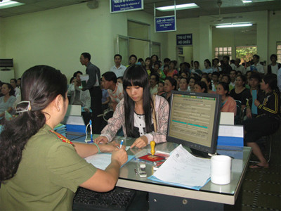 Người dân đông nghịt tại phòng nhận hồ sơ. Ảnh : Đàm huy