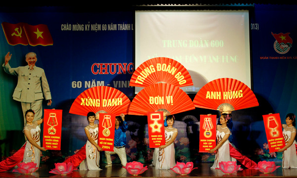  Cuộc thi gồm 4 nội dung: tự giới thiệu, trả lời câu hỏi, thuyết trình, tiểu phẩm. Các đội tuyển đã thể hiện tinh thần chuẩn bị nghiêm túc, sức trẻ, lòng nhiệt huyết, sáng tạo với niềm tự hào về truyền thống đơn vị anh hùng cũng như kỹ năng tuyên truyền, tài năng sân khấu nghệ thuật