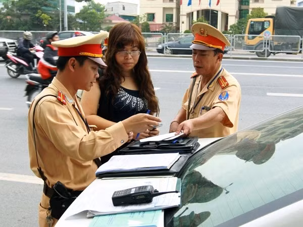 Nhiều mức phạt vi phạm giao thông sẽ được giảm. (Ảnh: Doãn Tấn/TTXVN)