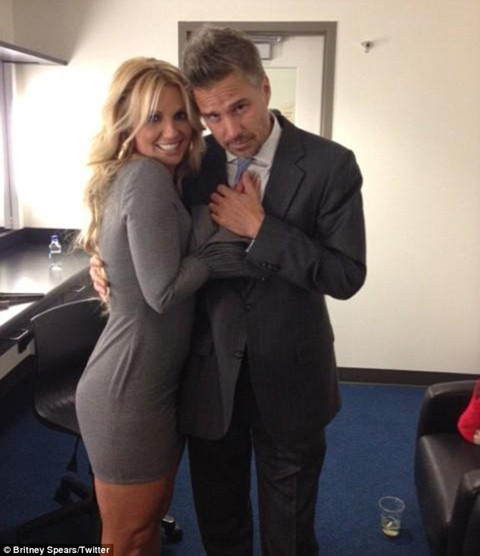 Britney được bạn trai Jason Trawick hộ tống tới sự kiện. Công chúa nhạc pop đang rất hạnh phúc trong tình yêu. Britney được bạn trai Jason Trawick hộ tống tới sự kiện. Công chúa nhạc pop đang rất hạnh phúc trong tình yêu