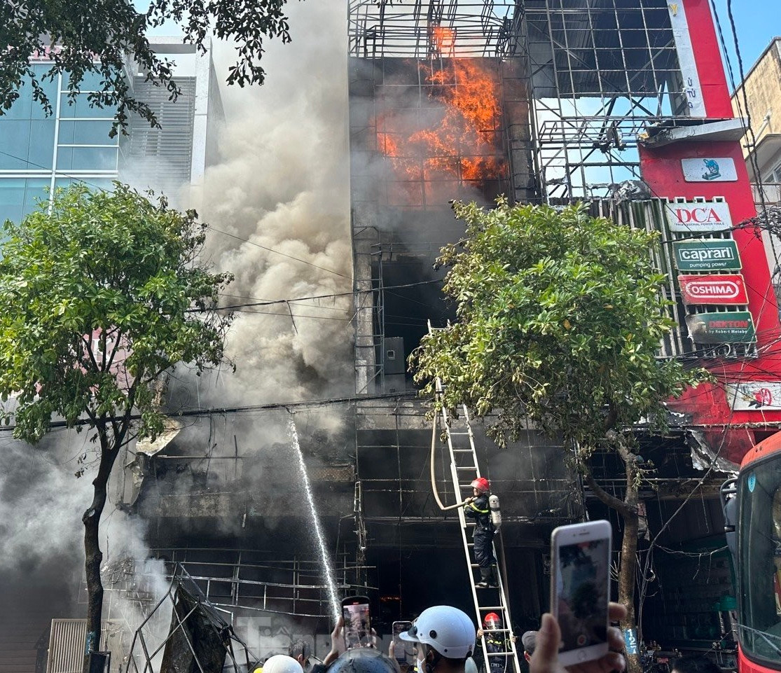 Tại hiện trường khói bốc lên ngùn ngụt