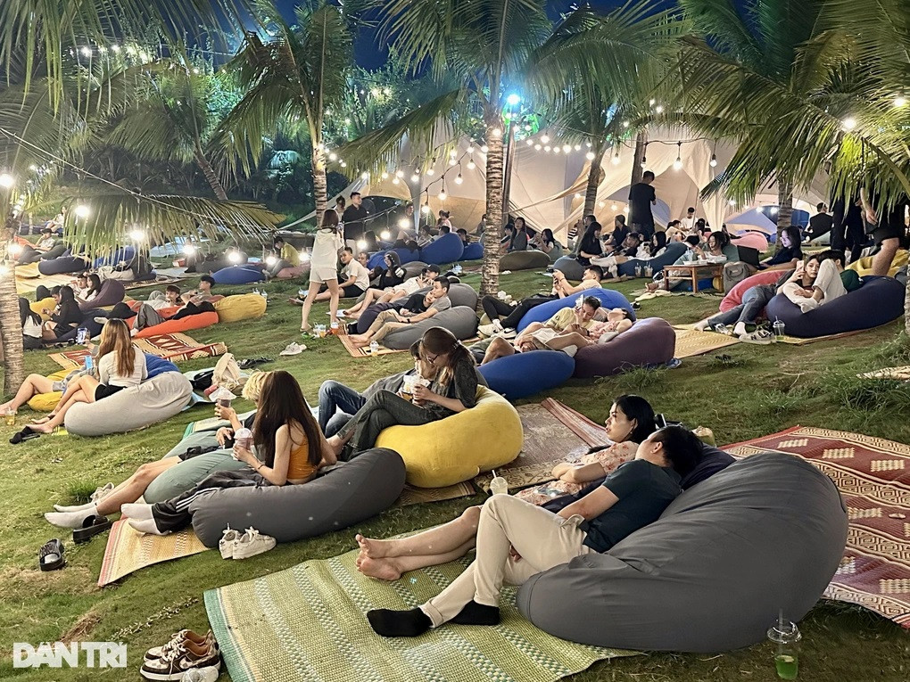 Khách ngồi chật kín khu ghế lười lúc 22h ngày cuối tuần (Ảnh: Thanh Thúy). Khách ngồi chật kín khu ghế lười lúc 22h ngày cuối tuần (Ảnh: Thanh Thúy).