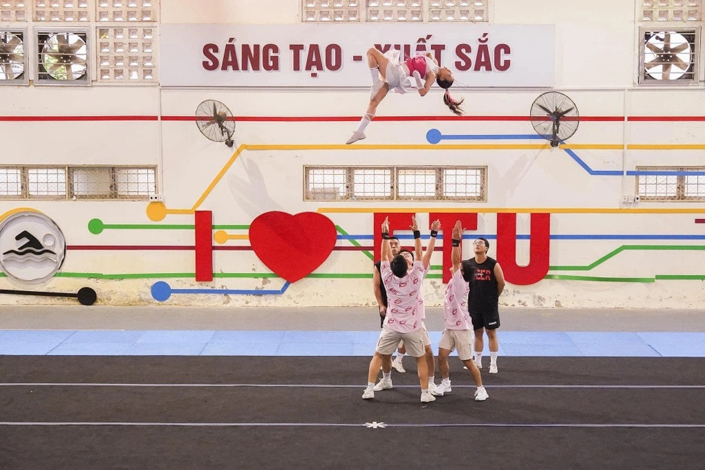 ... thì cô dâu Hồng Diệp theo đuổi bộ môn nhảy cổ động. ... thì cô dâu Hồng Diệp theo đuổi bộ môn nhảy cổ động.