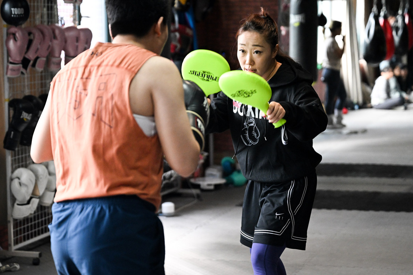 Mao (phải) hướng dẫn học viên tại phòng tập của cô ở Thượng Hải.