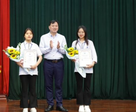 Phó hiệu trưởng Nguyễn Văn Hùng trao giải cuộc thi ảnh “Sẻ chia khoảnh khắc cùng VOVedu”. Phó hiệu trưởng Nguyễn Văn Hùng trao giải cuộc thi ảnh “Sẻ chia khoảnh khắc cùng VOVedu”.