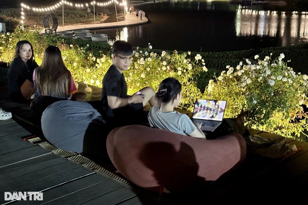 Nhiều bạn trẻ mang sách vở, máy tính đến học bài và làm việc xuyên đêm ở quán (Ảnh: Thanh Thúy). Nhiều bạn trẻ mang sách vở, máy tính đến học bài và làm việc xuyên đêm ở quán (Ảnh: Thanh Thúy).