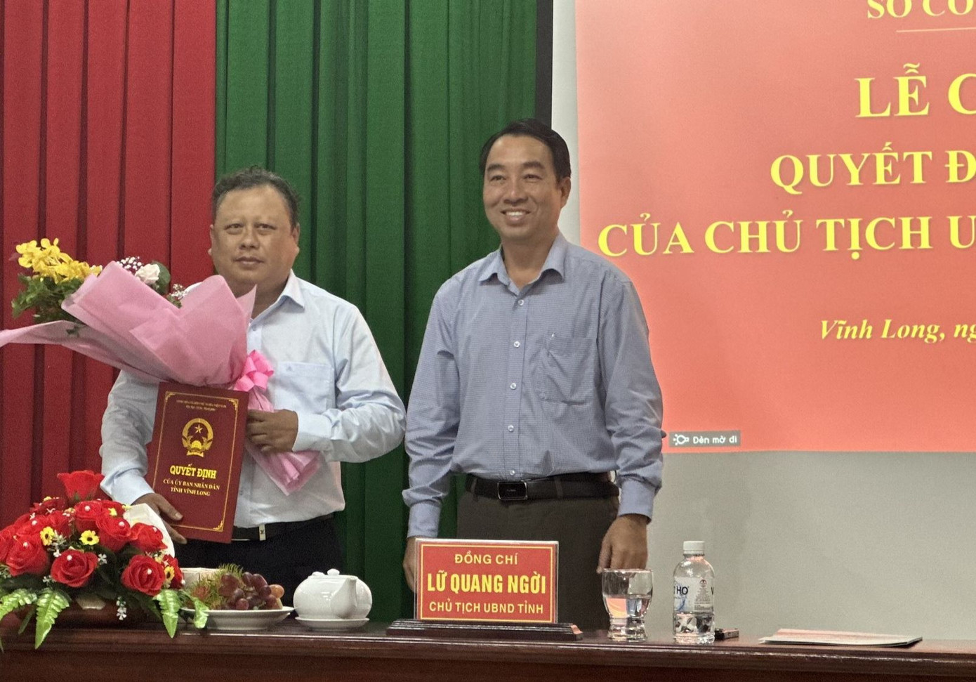 Chủ tịch UBND tỉnh Vĩnh Long Lữ Quang Ngời trao quyết định bổ nhiệm Giám đốc Sở Công Thương cho ông Trần Nhựt Thanh.