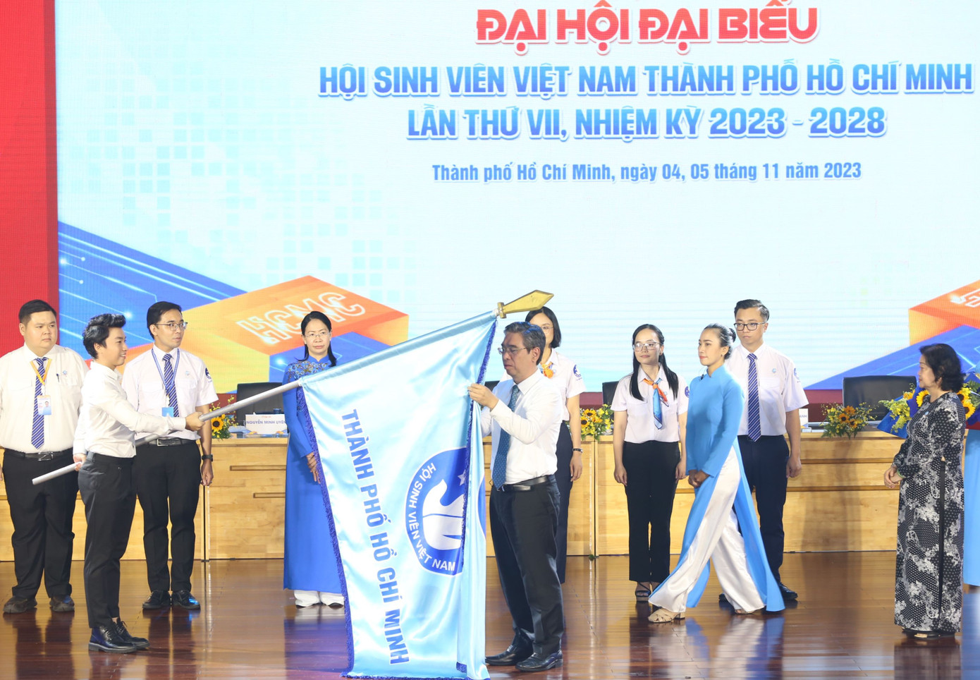 Phó Bí thư Thành ủy TPHCM Nguyễn Phước Lộc cùng nguyên Phó Chủ tịch nước Trương Mỹ Hoa trao Huân chương Lao động hạng Ba cho Hội SVVN TPHCM.