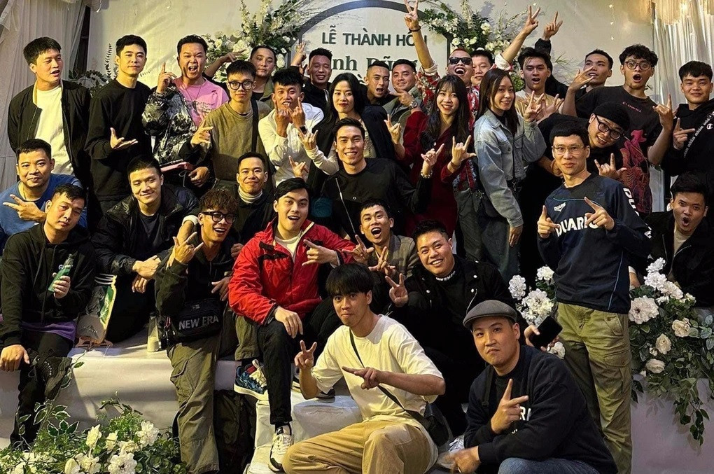 Cô dâu - chú rể chụp ảnh cùng bạn bè trong hai nhóm nhảy. Cô dâu - chú rể chụp ảnh cùng bạn bè trong hai nhóm nhảy.