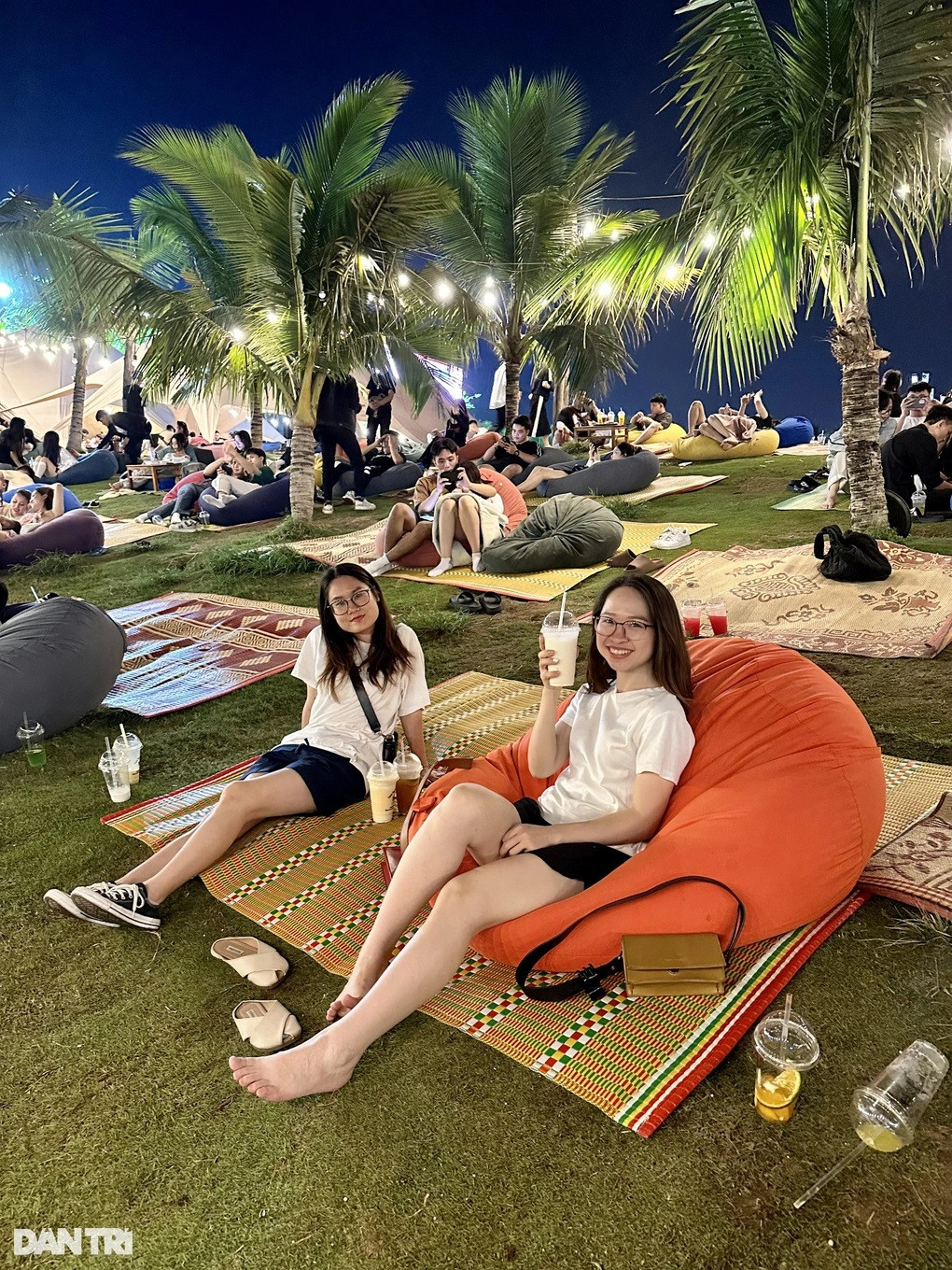 Giới trẻ Hà Nội thích thú với trải nghiệm ngồi cà phê xuyên đêm, họ thường đến lúc 22h và ra về khi trời rạng sáng (Ảnh: Thanh Thúy). Giới trẻ Hà Nội thích thú với trải nghiệm ngồi cà phê xuyên đêm, họ thường đến lúc 22h và ra về khi trời rạng sáng (Ảnh: Thanh Thúy).