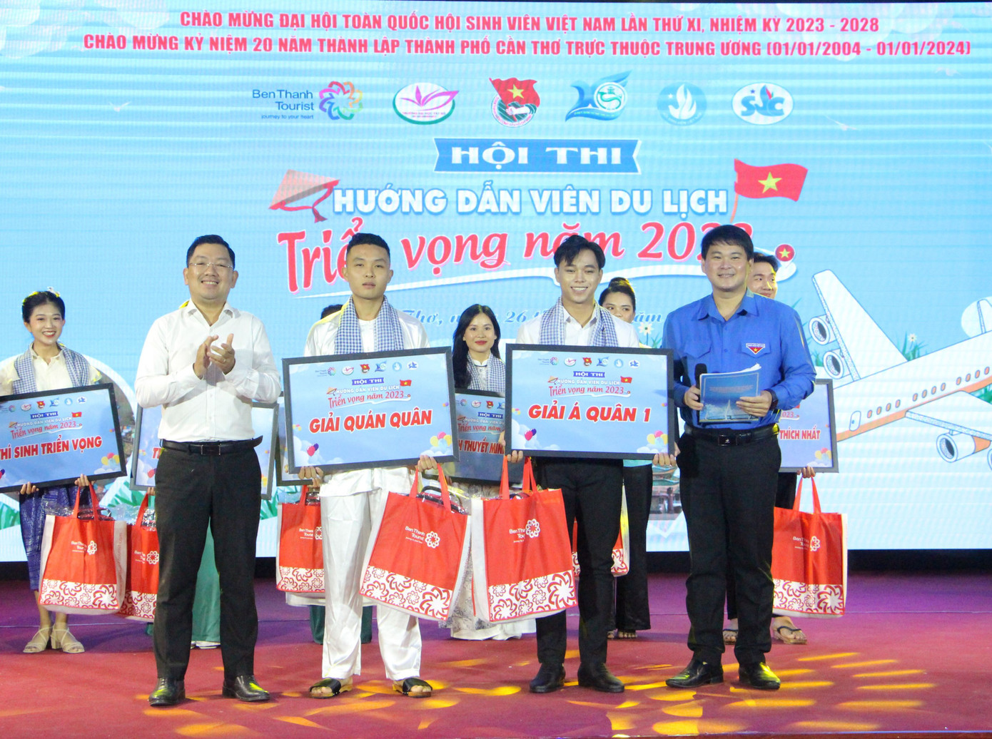 Ban tổ chức trao Quán quân cuộc thi cho thí sinh Trần Gia Khang - Trường Cao đẳng Du lịch thành phố Cần Thơ. Ban tổ chức trao Quán quân cuộc thi cho thí sinh Trần Gia Khang - Trường Cao đẳng Du lịch thành phố Cần Thơ.