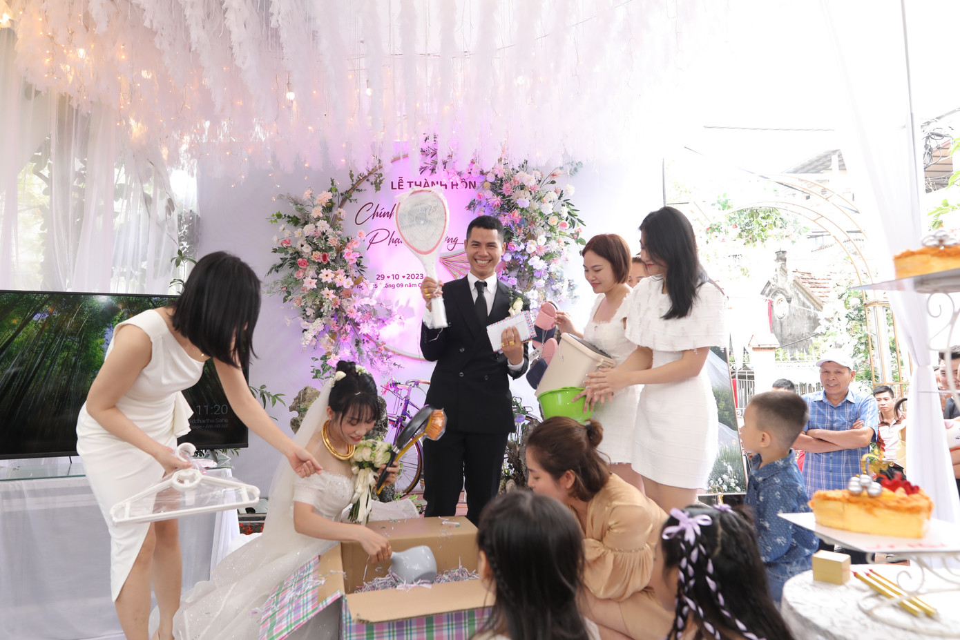 Đôi vợ chồng trẻ còn nhận được món quà đặc biệt từ người thân. Đó là một hộp quà khổng lồ chứa rất nhiều món đồ gia dụng từ tạp dề, vợt bắt muỗi, thảm chùi chân...