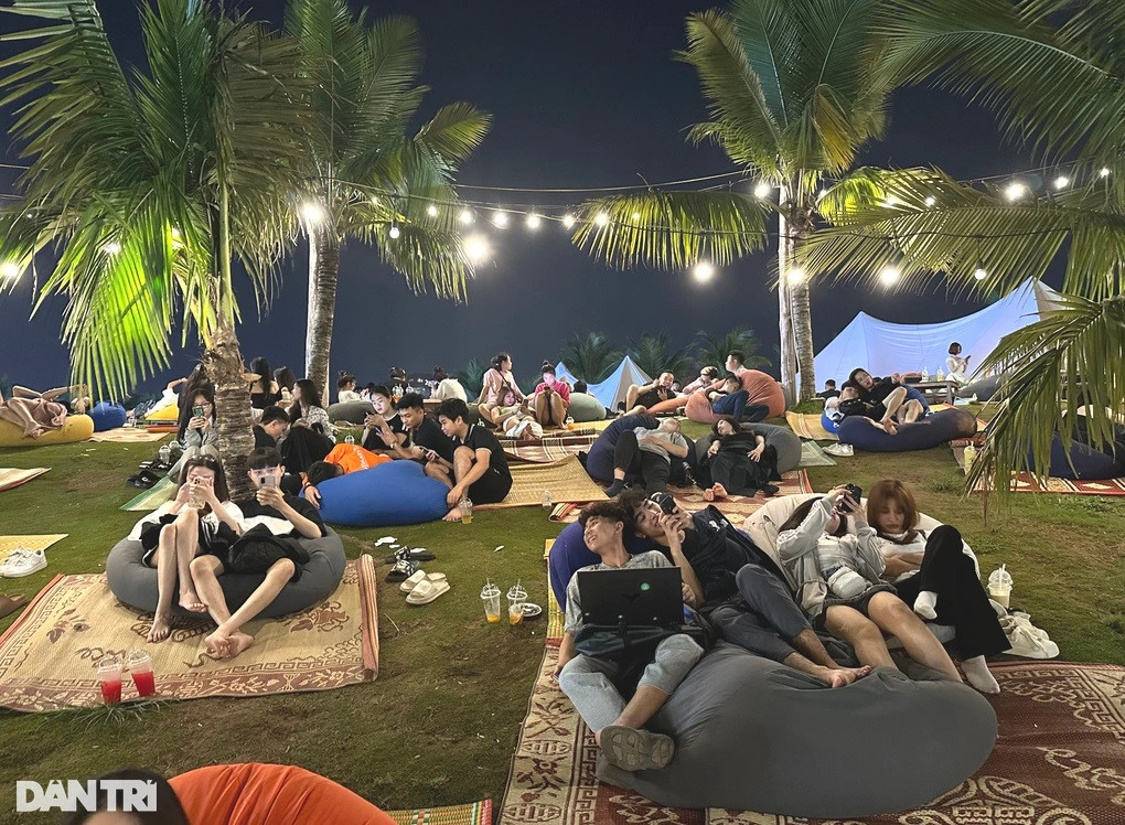 Vào ngày cao điểm, dịp Lễ Tết hoặc mỗi khi có giải bóng đá, quán cà phê này đón 3.000-4.000 lượt khách/ngày (Ảnh: Thanh Thúy). Vào ngày cao điểm, dịp Lễ Tết hoặc mỗi khi có giải bóng đá, quán cà phê này đón 3.000-4.000 lượt khách/ngày (Ảnh: Thanh Thúy).