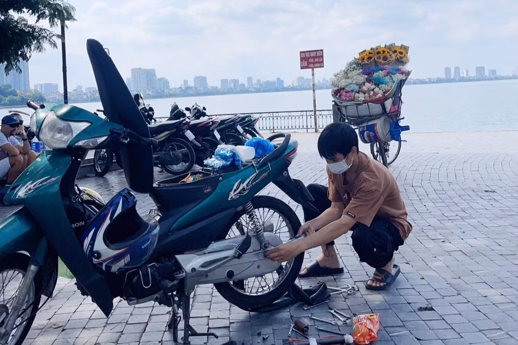 Anh Chiến là hội viên của Đội cứu hộ xe máy Hà Nội (Ảnh: NVCC).