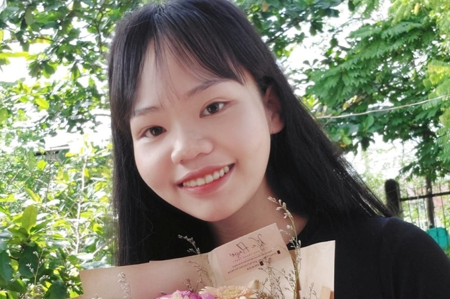 Bé Mai vui khi kiếm được tiền và phụ giúp cha mẹ