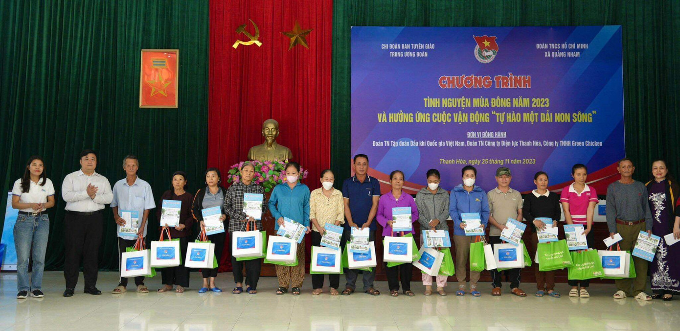 Trao quà hỗ trợ cho các gia đình ngư dân có hoàn cảnh khó khăn. Trao quà hỗ trợ cho các gia đình ngư dân có hoàn cảnh khó khăn.