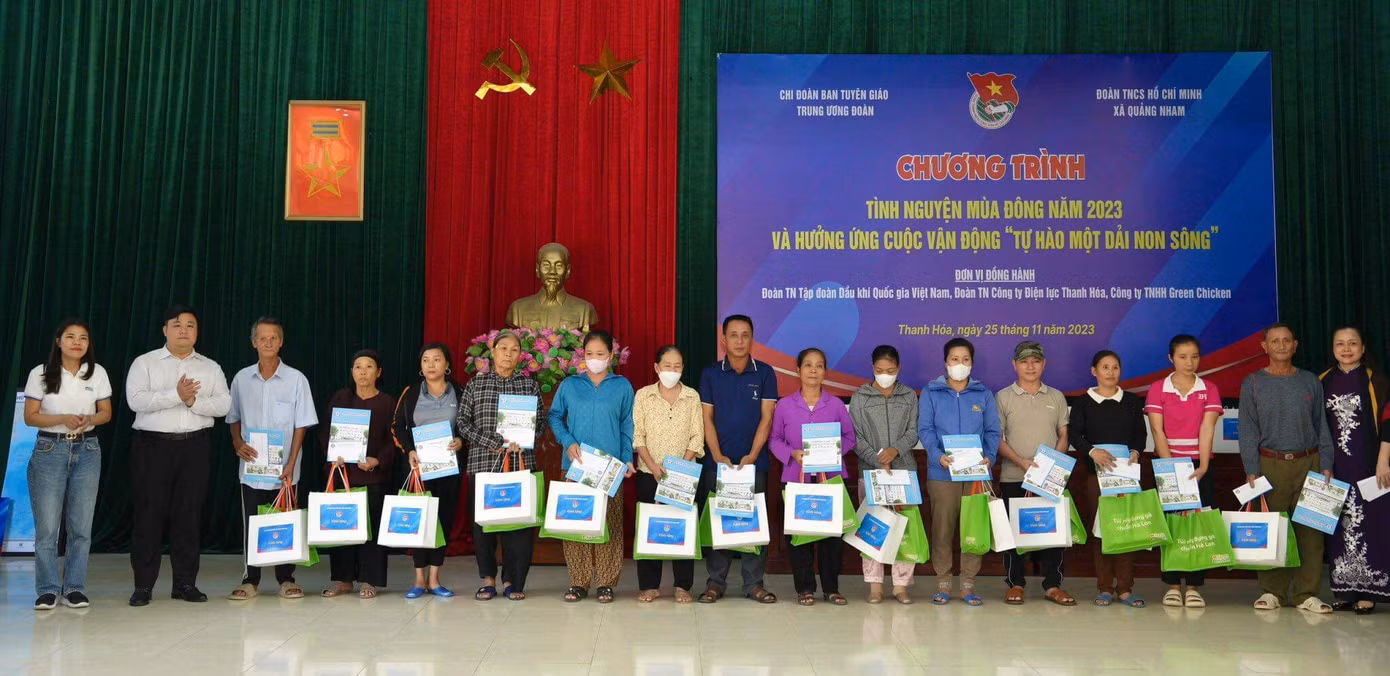 Trao quà hỗ trợ cho các gia đình ngư dân có hoàn cảnh khó khăn.