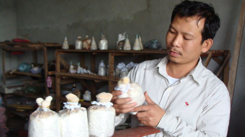 Để làm ra được chiếc nấm linh chi, anh Lê Giang Phong đã kiên trì và nỗ lực hết mình - Ảnh: V.Q.Cầu