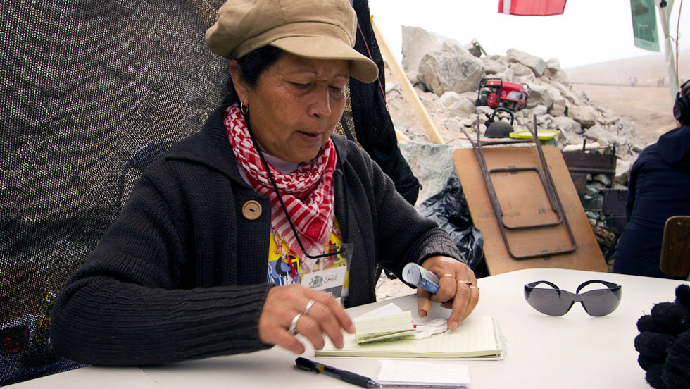 Ảnh giải cứu thợ mỏ Chile mắc kẹt dưới lòng đất ảnh 11