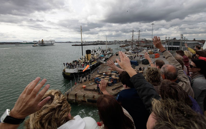 Tàu MS Balmoral rời cảng Southampton.