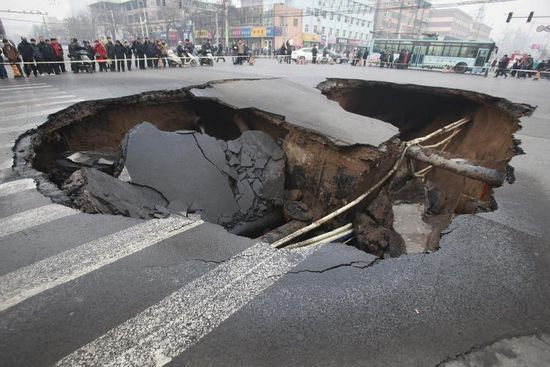 Người dân hiếu kỳ xem hố tử thần