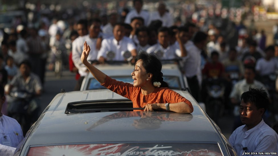 Nhà lãnh đạo thân dân chủ Miến Điện – bà Aung San Suu Kyi trong một chiến dịch tranh cử bầu cử. Ảnh: BBC
