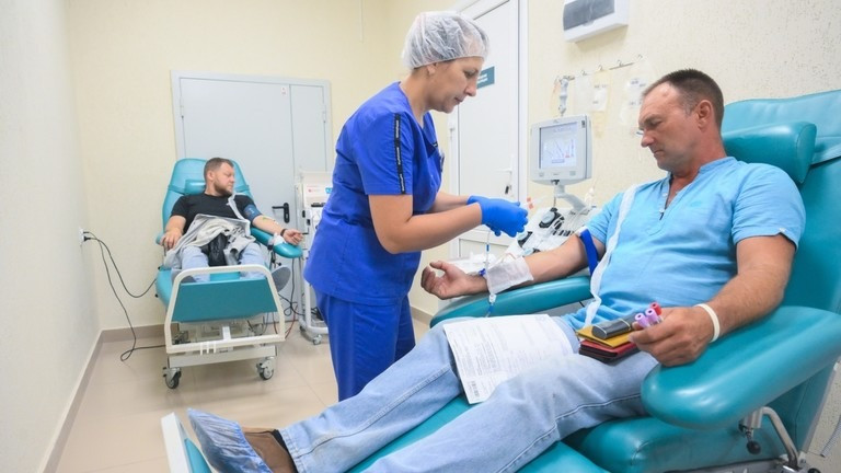 Người dân Vùng Kursk hiến máu để điều trị cho những người bị thương trong cuộc tấn công xuyên biên giới của Ukraine. (Ảnh: Sputnik)