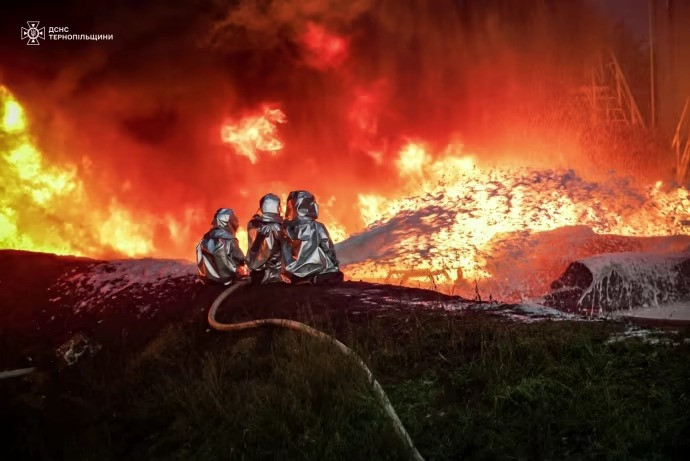 Lực lượng cứu hỏa tại hiện trường. (Ảnh: Pravda)