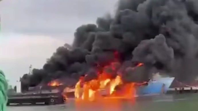 Hình ảnh được cho là chiếc phà bị cháy. (Ảnh: Pravda) Hình ảnh được cho là chiếc phà bị cháy. (Ảnh: Pravda)