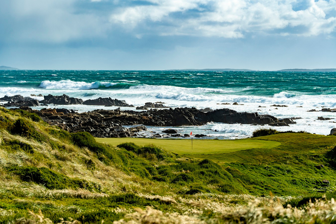 Năng lực quản lý vận hành chuẩn quốc tế của Vinpearl Golf được khẳng định, năm 2024, Cape Wickham đã được xếp hạng là sân golf số 1 tại Úc và lọt top 14 sân golf tốt nhất thế giới. Năng lực quản lý vận hành chuẩn quốc tế của Vinpearl Golf được khẳng định, năm 2024, Cape Wickham đã được xếp hạng là sân golf số 1 tại Úc và lọt top 14 sân golf tốt nhất thế giới.