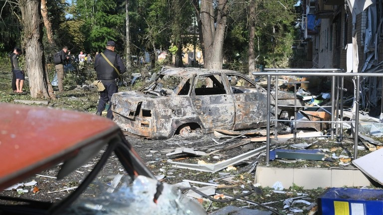 Một tòa nhà và nhiều xe cộ bị hư hại ở Vùng Kursk. (Ảnh: Sputnik)