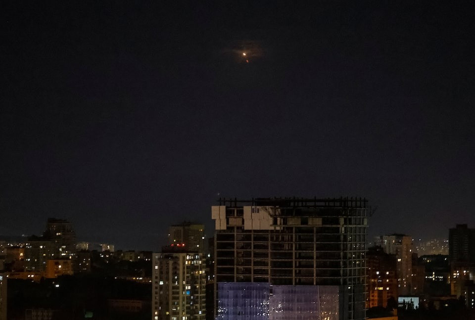Một vụ nổ trên bầu trời Kiev đêm 5/8. (Ảnh: Reuters)