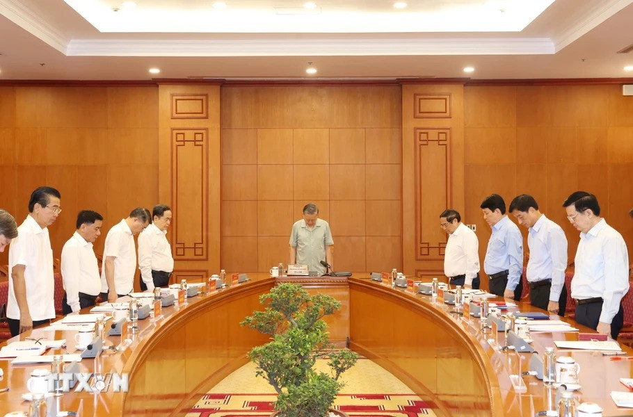 Tổng Bí thư, Chủ tịch nước Tô Lâm cùng các đại biểu dành một phút mặc niệm Tổng Bí thư Nguyễn Phú Trọng. (Ảnh: Trí Dũng/TTXVN)