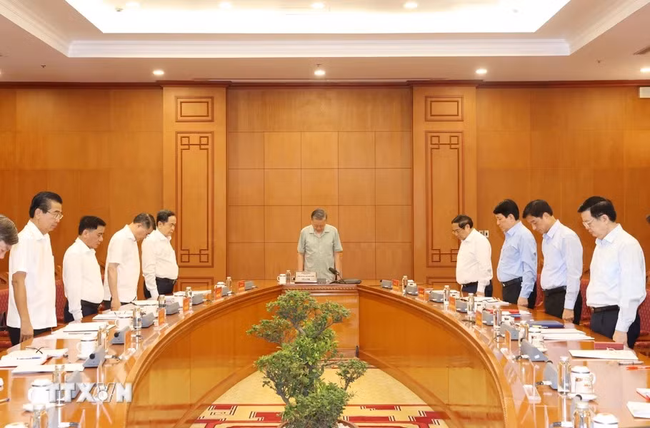 Tổng Bí thư, Chủ tịch nước Tô Lâm cùng các đại biểu dành một phút mặc niệm Tổng Bí thư Nguyễn Phú Trọng. (Ảnh: Trí Dũng/TTXVN)