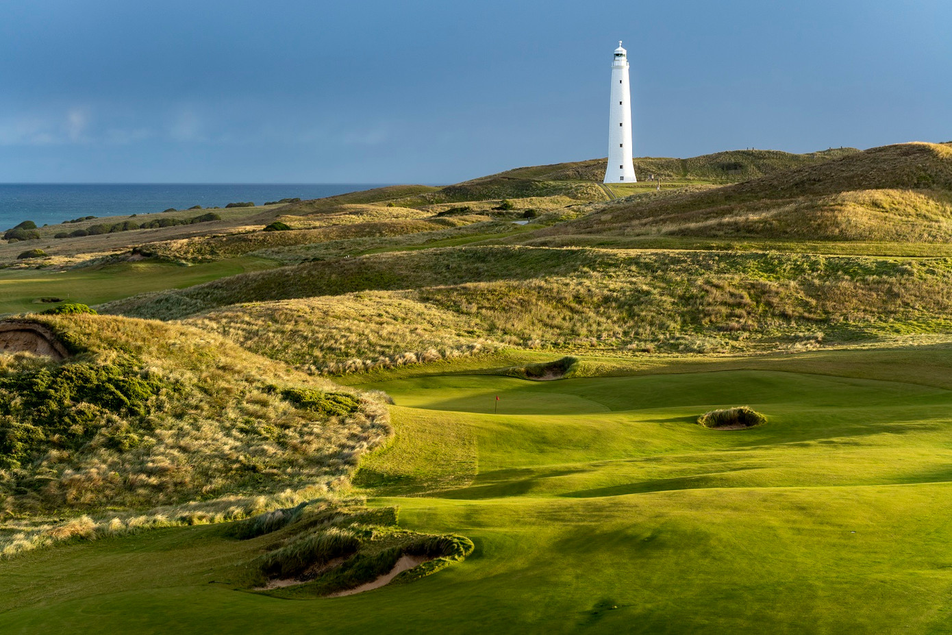 Bên cạnh bộ sưu tập 18 hố golf độc nhất, Cape Wickham Golf Links sở hữu clubhouse và 16 villa hướng biển phục vụ khách du lịch golf trên đảo King, Úc. Bên cạnh bộ sưu tập 18 hố golf độc nhất, Cape Wickham Golf Links sở hữu clubhouse và 16 villa hướng biển phục vụ khách du lịch golf trên đảo King, Úc.